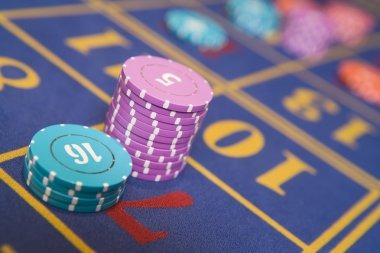 AduQ game table interface showing card positions and betting area